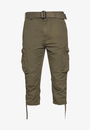 Olijfgroene cargo broek van een duurzame stof, met meerdere zakken, verstelbare boorden en een geweven riem. Kies voor een ontwerp dat tot halverwege de kuit reikt.