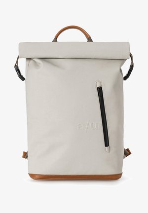 Zaino rettangolare beige chiaro con chiusura a rotolo, manico e base in pelle marrone, tasca frontale con cerniera verticale e logo "a/u" in rilievo.