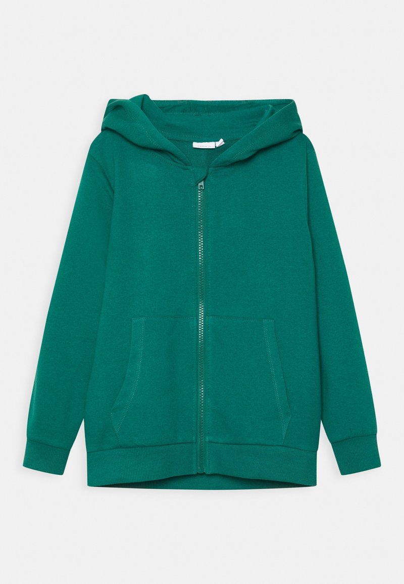 Sweat-shirt à capuche vert avec fermeture éclair à l'avant et deux poches, manches longues, et poignets et ourlet côtelés.
