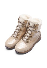 Bottines d'hiver beiges avec doublure en fausse fourrure, panneaux texturés, œillets dorés et lacets en style corde sur un fond blanc.