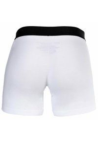 Vita boxerkalsonger med ett svart elastiskt midjeband. Slät textur med en åtsittande design och inga ytterligare mönster eller detaljer.