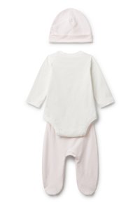 Bílý body s dlouhým rukávem pro miminka, světle růžové kalhoty s chodidly a složená světle růžová čepice na bílém pozadí.