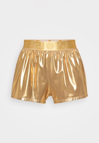Shorts métalliques dorés avec une texture brillante, taille élastique ornée d'un motif de clé grecque doré et détail de tissu froncé.