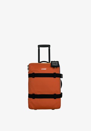 Valigia arancione a guscio morbido con ruote, manico nero esteso, due cinghie orizzontali nere e una piccola pochette nera allegata.