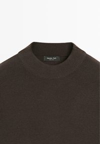 Maglione marrone scuro a coste con scollo rotondo, caratterizzato da un motivo a maglia strutturata e un'etichetta con la scritta "Massimo Dutti".