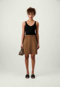 Vero Moda Tall VMDONNADINA SKIRT - Minijupe - cognac