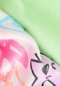 Tissus multicolores en rose, bleu et vert avec des textures douces ; l'un présente un motif imprimé avec des graphiques de dessins animés et des motifs abstraits.