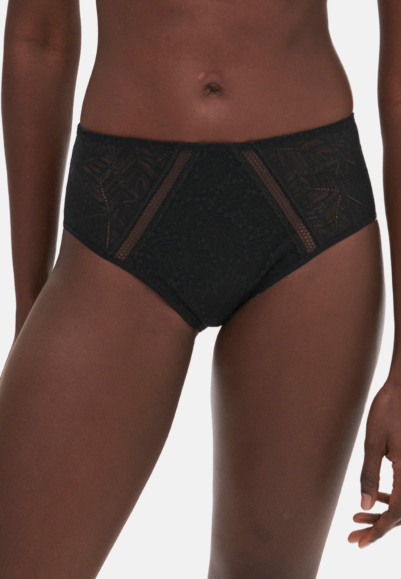 Culotte nere a vita alta realizzate in pizzo e rete, con motivi floreali e pannelli laterali trasparenti, che offrono un dettaglio tessurizzato.