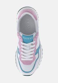 Sneaker blanc avec des accents rose et aqua, présentant une languette rembourrée, des matériaux texturés et une semelle épaisse pour la stabilité.