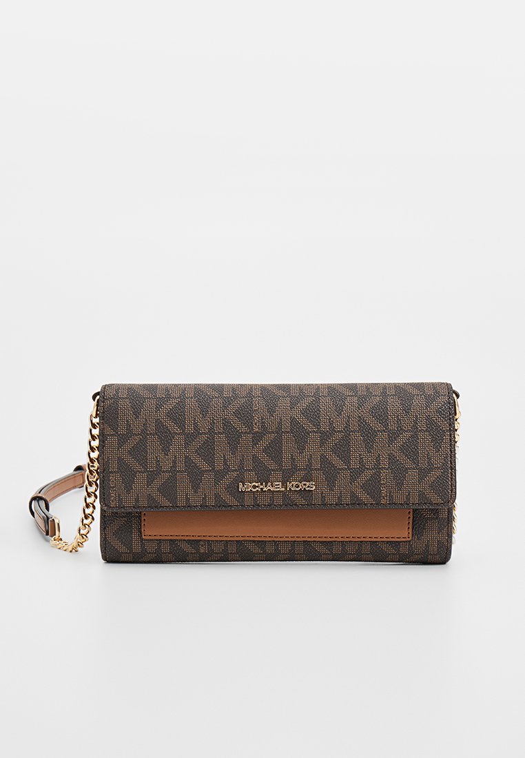 Braune, monogrammierte Stoff-Clutch mit einem goldenen Kettenriemen, verziert mit einem hellbraunen Lederelement und Logo-Detail auf der Vorderseite.