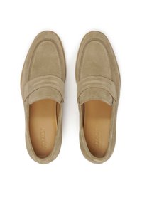 Beige velúr mokaszinok, kerek orral, slip-on kialakítással, részletes varrással és sima béléssel. Könnyű gumi talp a kényelemért.
