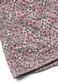 Gepolstertes Textil mit einem hellen rosa Hintergrund, dunkle graue Kreismuster und burgunderrote Blumendetails. Weiche, glatte Textur.