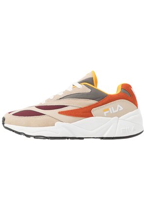 Low-Top FILA Sneaker in Beige, Orange, Bordeaux und Grau mit weißer Sohle, Schnürsenkeln und gebrandetem Logo an der Seite und Ferse.