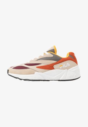 Zapatilla baja FILA en beige, naranja, granate y gris con suela blanca, cordones y logo de la marca en el lateral y el talón.