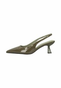 Chaussure slingback à talon bas évasé, en cuir verni vert olive avec bout pointu et sangle élastique sur fond blanc.
