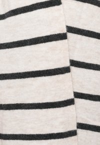 Gestreifter Stoff mit weicher Textur; hellbeiger Hintergrund und dunkelgraue horizontale Streifen, die ein kontrastierendes Muster erzeugen.