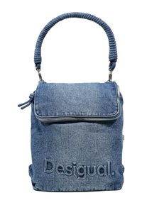Denim-Handtasche mit einem Reißverschluss, gepolstertem Griff und geprägt Branding auf der Vorderseite. Besteht aus einem weichen, strukturierten Stoff in Blau.