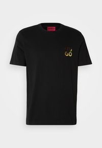 T-shirt en coton noir avec un col rond et des manches courtes ; présente un logo "HUGO" multicolore imprimé sur la poitrine gauche.