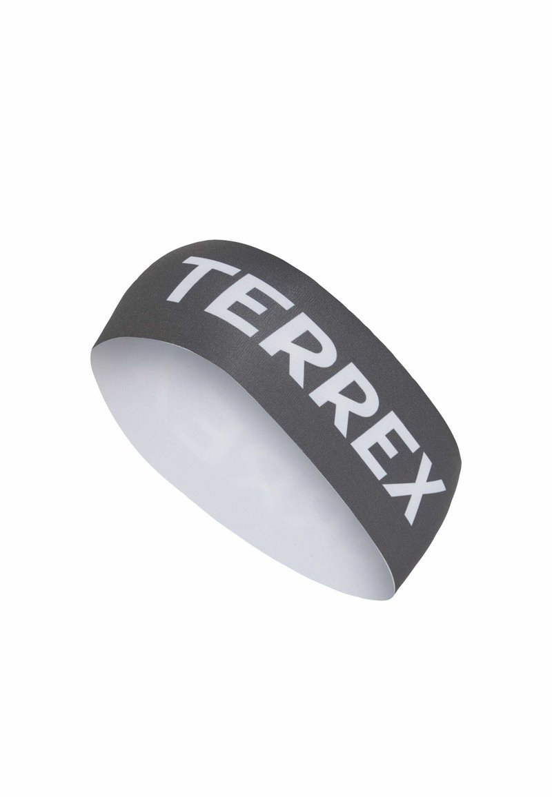Sivá elastická čelenka s nápisom "TERREX" v tučných bielych písmenách, hladký povrch, navrhnutá na športové používanie.