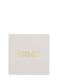 Un objeto cuadrado de color claro con la palabra "amor" en elegante letras doradas centradas en él.