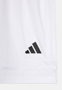 Weißes Sportshirt mit schwarzem Adidas-Logo. Verfügt über eine glatte Textur, runden Kragen und drei Streifen auf der Schulter.