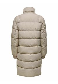 Beige puffjakke med høj krave, vandret syning og rillede manchetter. Mellemlangt design med en glat tekstur.