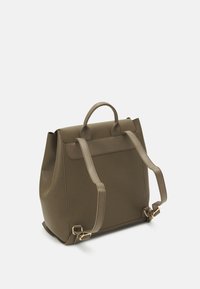 Zelený batoh s texturovanou kůží, dvěma ramenními popruhy a horním madlem. Má elegantní design a decentní zlaté kovové detaily.