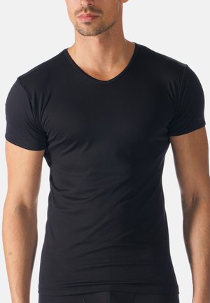Schwarzes kurzärmliges T-Shirt aus glattem, dehnbarem Stoff. Verfügt über einen V-Ausschnitt und ein figurnahes Design, ohne Muster oder Akzente.