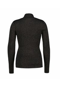 Sort ribbet sweater med lange ærmer og højt krave. Materialet har en subtil glans, der forbedrer dets teksturerede udseende.