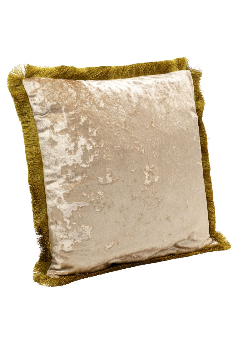 Cuscino decorativo quadrato in velluto beige con una texture morbida, caratterizzato da una frangia verde brillante lungo i bordi.