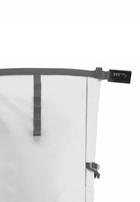 Borsa di stoccaggio bianca con dettagli grigi, dotata di meccanismo di blocco, spallacci regolabili e superficie testurizzata per una maggiore durata.