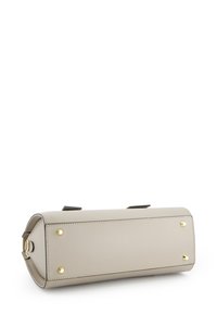 Beige Lederhandtasche in rechteckiger Form, mit goldenen Hardware-Akzenten und glatter Textur. Der Boden ist mit vier goldenen Füßen ausgestattet.