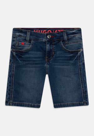 Granatowe szorty dżinsowe z pięcioma kieszeniami, widocznym przeszyciem i markowym paskiem. Posiadają zapięcie na guzik oraz delikatne przetarcia.