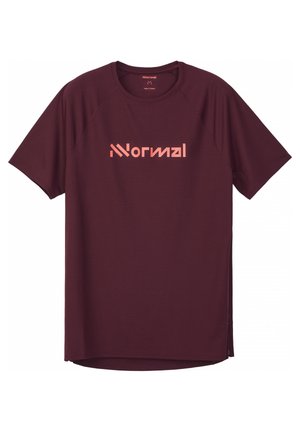 Camiseta burdeos de manga corta con cuello redondo y logotipo estilizado "Normal" en naranja centrado en el pecho.