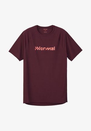 Camiseta burdeos de manga corta con cuello redondo y logotipo estilizado "Normal" en naranja centrado en el pecho.