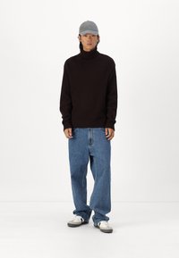 Selected Homme SLHCODY RELAXED ROLL NECK - Camisola - chocolate torte