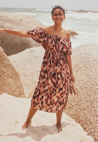 Next OFF SHOULDER - REGULAR FIT - Denní šaty - animal