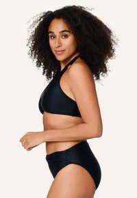 Čierny bikiny set s halter štýlovým topom a vysokým pásom. Tkanina má hladkú textúru a jemný lesk.