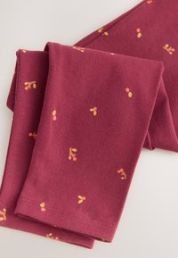 Bordo šal iz mehkega blaga, okrašen z majhnimi večbarvnimi vzorci listov, s gladko teksturo in urejenimi robovi.