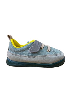 Zapato de tela azul claro con acentos de ante gris, forro interior amarillo y una correa de velcro. Tiene una superficie texturizada y una suela flexible.