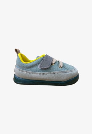 Zapato de tela azul claro con acentos de ante gris, forro interior amarillo y una correa de velcro. Tiene una superficie texturizada y una suela flexible.
