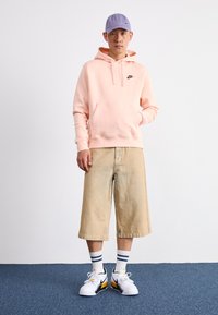 Nike Sportswear CLUB HOODIE - Majica s kapuljačom - washed coral