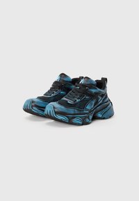 Chunky sneakers met een zwarte basis en blauw graffiti-stijl accenten; gaas panelen, ronde teen, dikke textuur zool en zwarte veters.