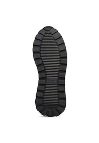 Sole di scarpa nera in gomma con un motivo testurizzato e rigato per migliorare la presa, dotata di un'area centrale con logo e design della punta arrotondata.