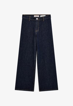 Pantalones de mezclilla de pierna ancha en azul oscuro, con cierre de botón y dos bolsillos frontales. La tela tiene una textura ligera con costuras visibles.