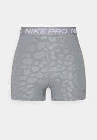 Pantalones cortos grises con un sutil estampado de leopardo, cintura elástica con el logotipo "NIKE PRO" en blanco y tela suave y elástica.