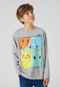 Graues Langarm-T-Shirt mit einem bunten Grafikmotiv von Pokémon-Charakteren: Pikachu, Charmander, Schiggy und Bisasam. Aus Baumwollmischgewebe.