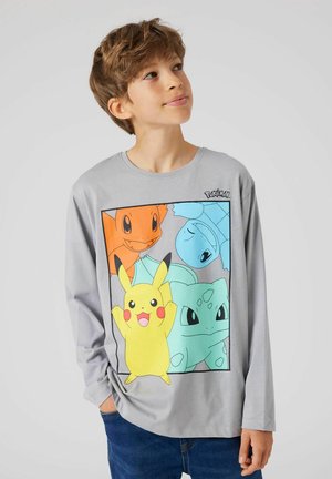T-shirt gris à manches longues avec un graphique coloré de personnages Pokémon : Pikachu, Salamèche, Carapuce et Bulbizarre. Tissu en mélange de coton.