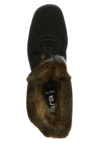 Bota de ante negra con forro de piel sintética, punta redonda y detalles de cordones texturizados. El interior tiene pelo marrón y el logo de la marca visible.