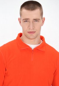 Orange fleece pullover med en lynlås ved kraven, der har en glat overflade og en tætsiddende design. Enkel og holdbar konstruktion.